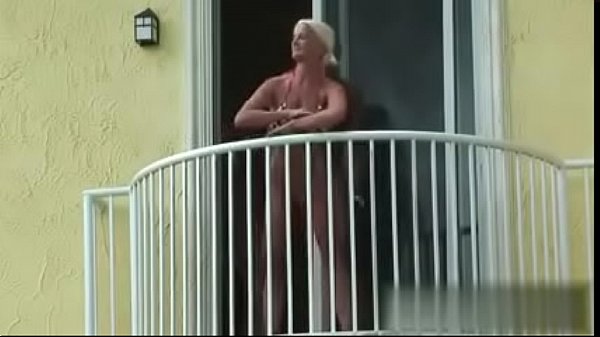 mamada pelirroja en el balcon