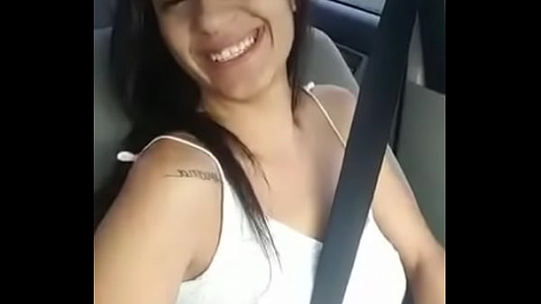 putinha magrela se masturbando no carro